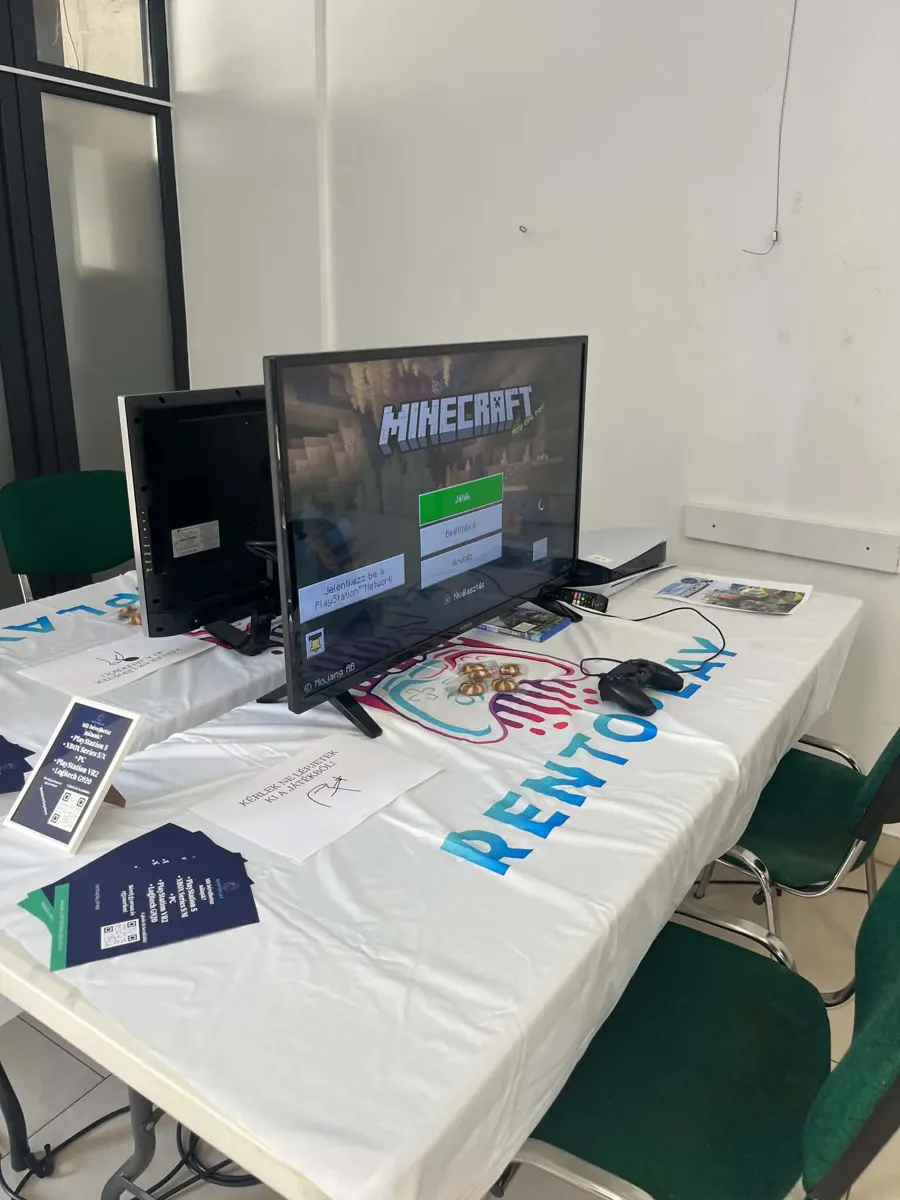 Kijelző Minecraft-tal egy RenToPlay-feliratú asztalon